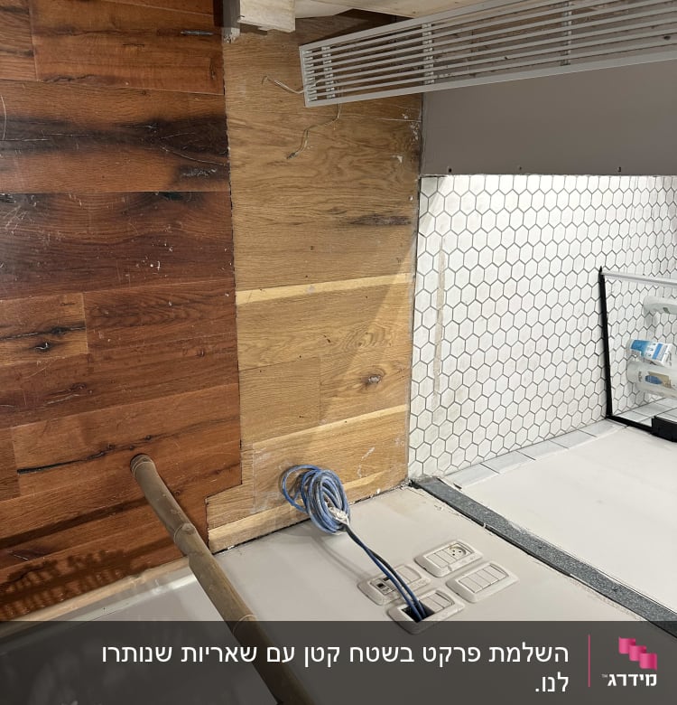 פרקט עץ מותקן על קיר עם חוטים חשמליים
